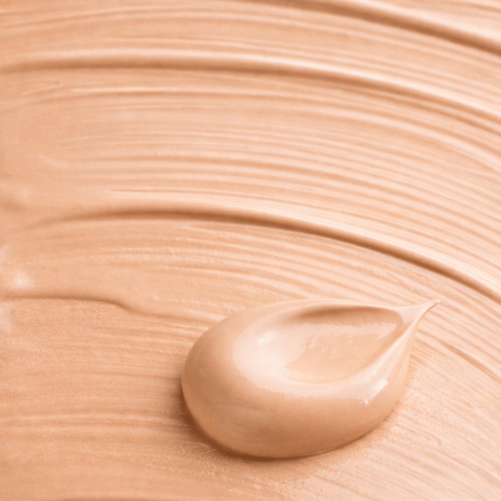 Textura cremosa de la base de maquillaje Essens de fácil aplicación y acabado uniforme