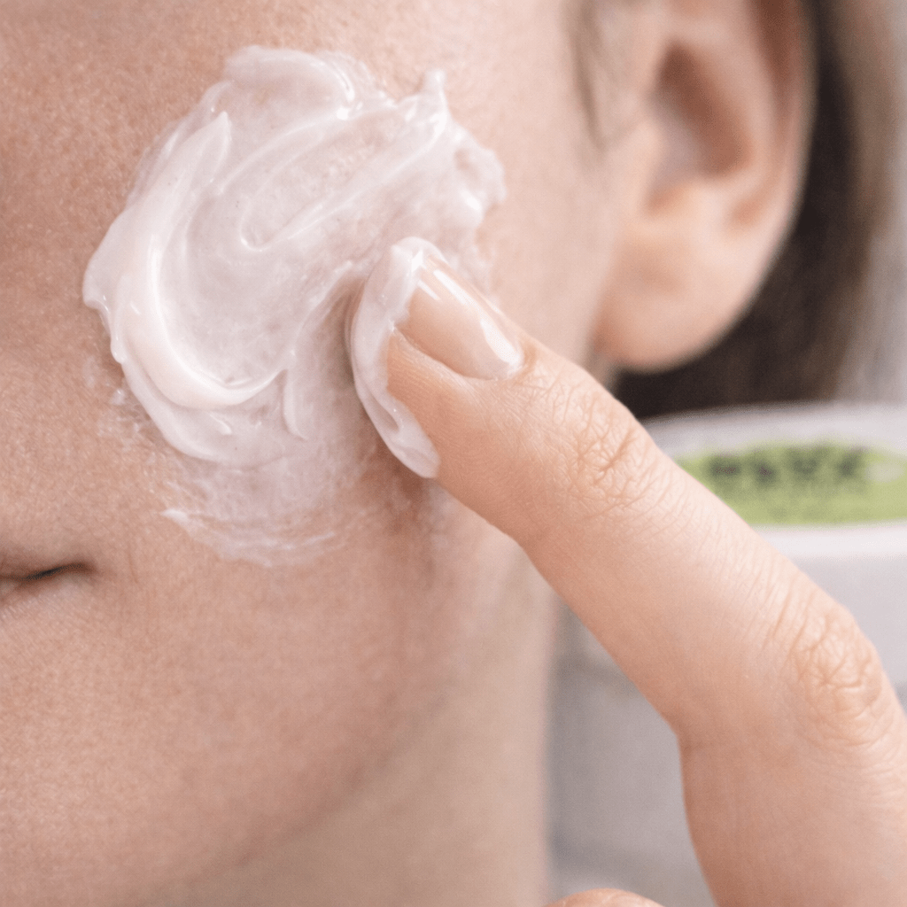 Aplicación de crema facial con aloe vera Essens sobre el rostro para hidratar y calmar la piel a diario