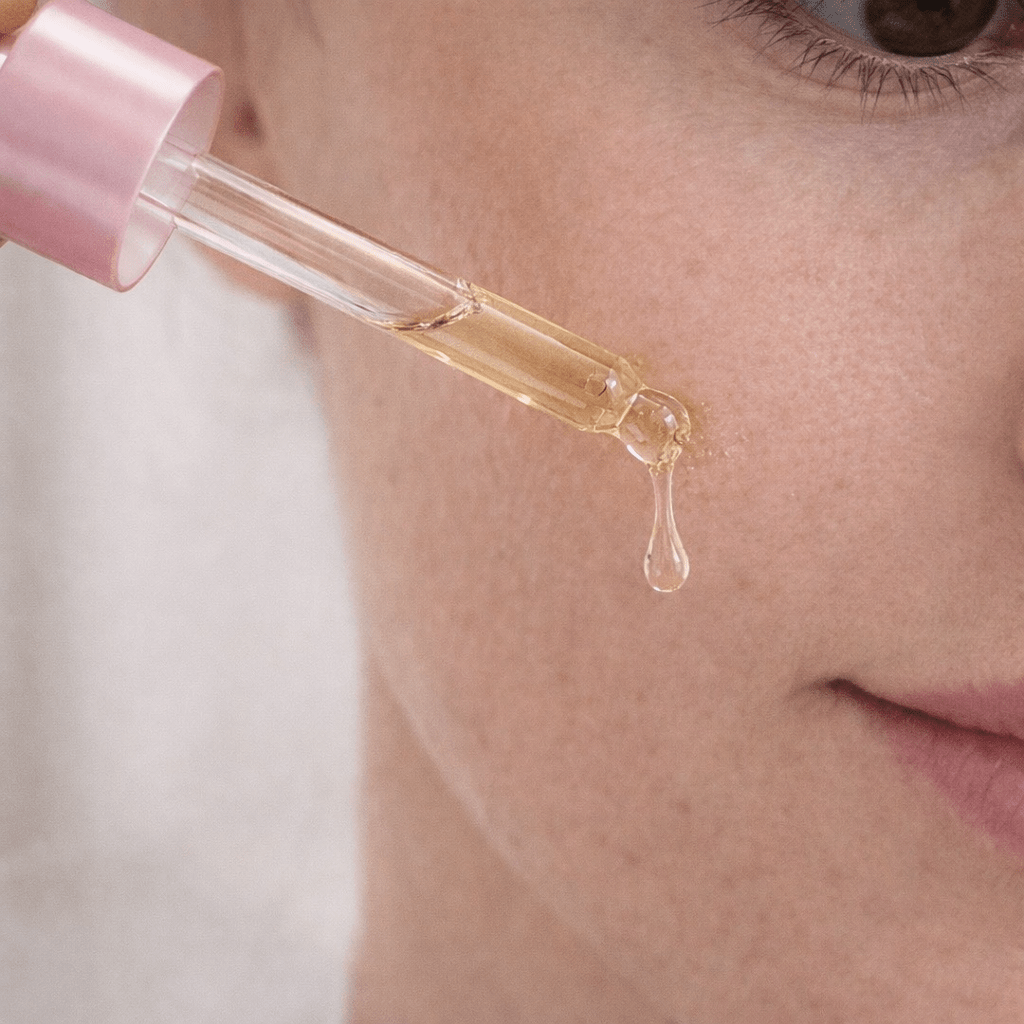 Aplicación del serum facial con bakuchiol ESSENS sobre el rostro, textura ligera de rápida absorción y efecto antiedad suave.
