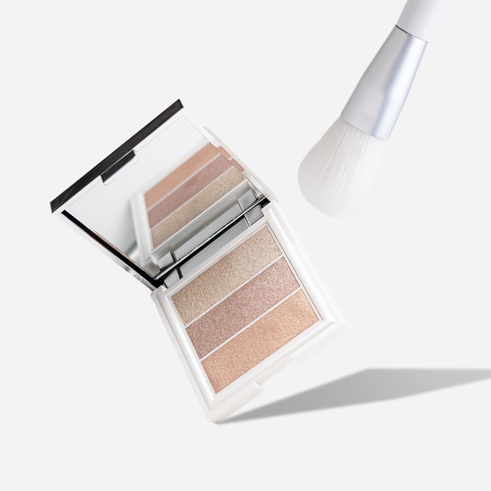 Paleta iluminadora Essens en foto lifestyle aplicada sobre la piel para un maquillaje luminoso, fresco y natural