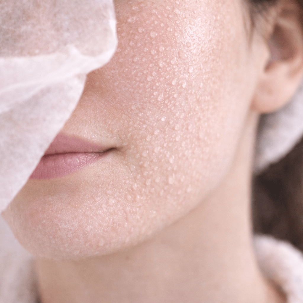 Resultado tras el uso de la mascarilla facial calmante ESSENS, piel visiblemente hidratada, fresca y reconfortada.
