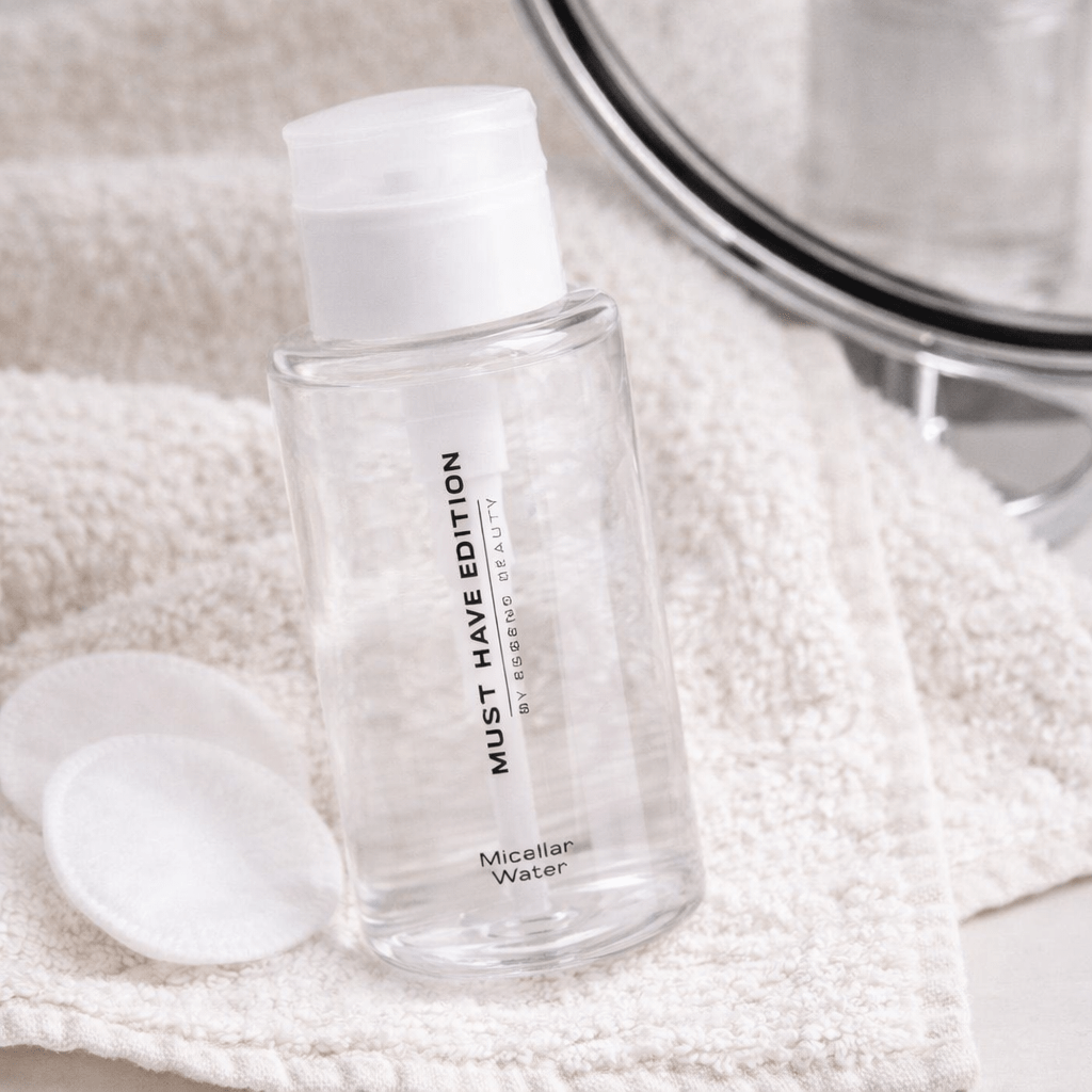 Agua micelar hidratante ESSENS utilizada en rutina facial diaria para una limpieza suave y refrescante.